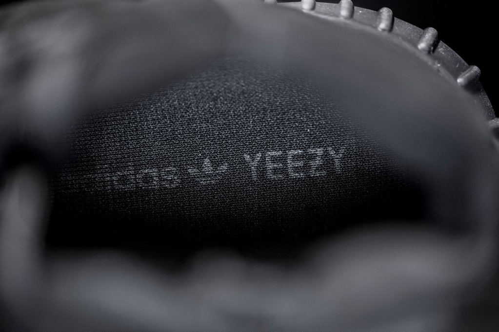 Детальные снимки кроссовок adidas Originals Triple-Black Yeezy Boost 750s