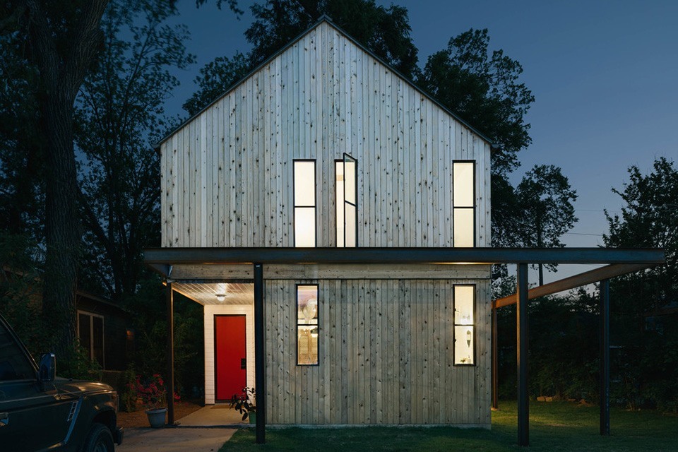 Оригинальный дизайн-проект городского деревянного дома в примитивистском стиле