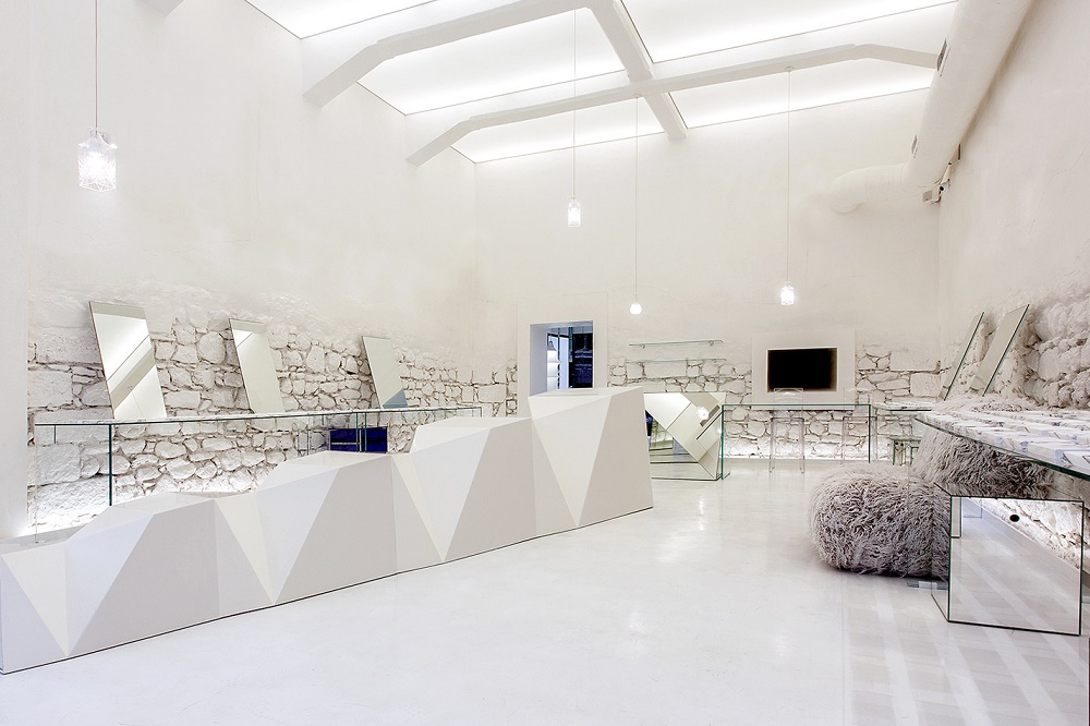 314 Architecture Studio превратил греческий памятник культуры в фешенебельный магазин