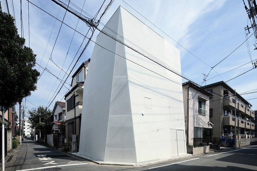 Монолитный токийский дом расширяет городское пространство