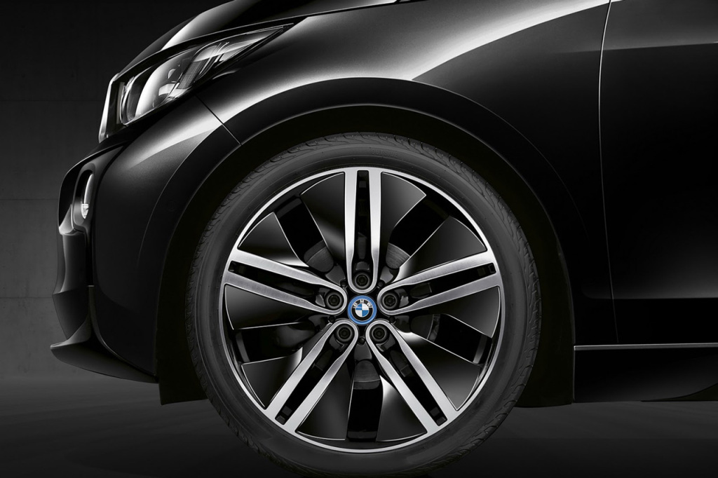 BMW празднует вековой юбилей в Японии спецверсией ситикара i3 Carbonight