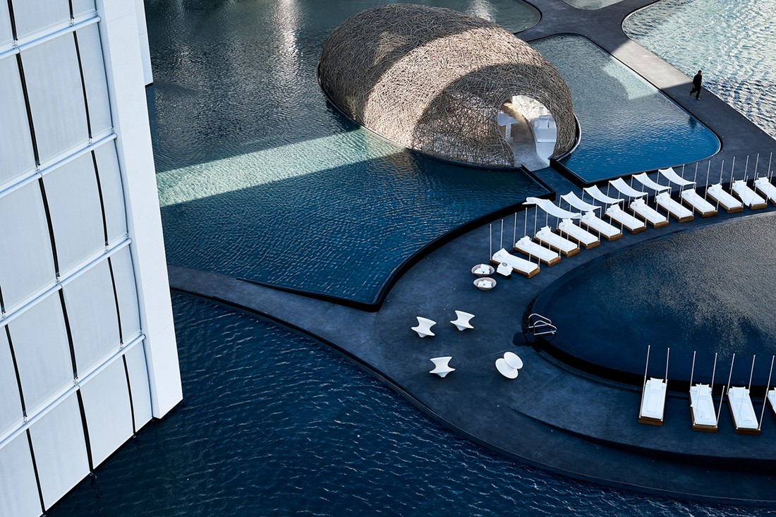 Монохромный минималистичный отель с видом на океан
