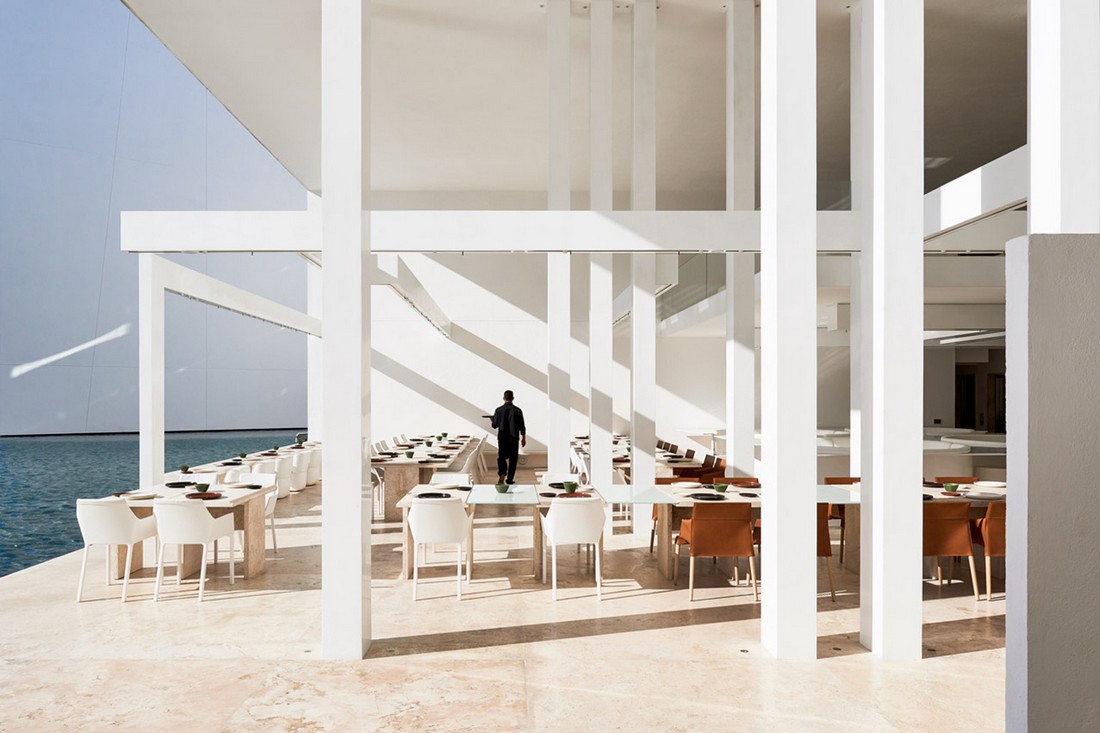 Монохромный минималистичный отель с видом на океан