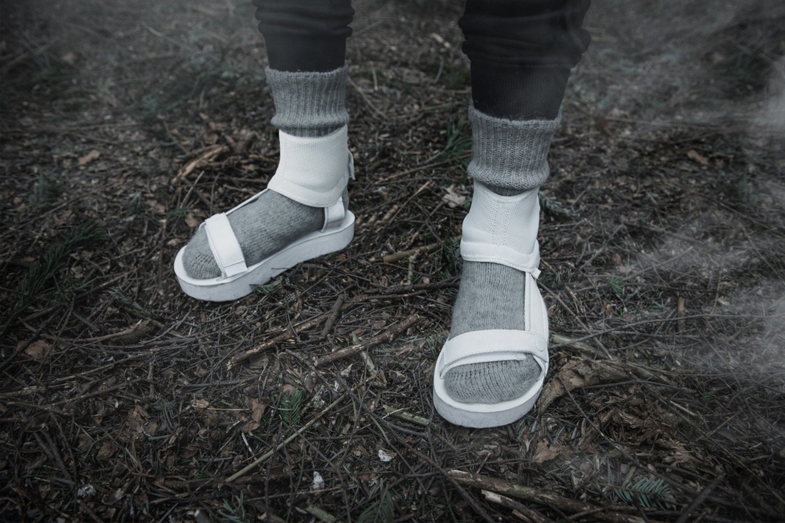Han Kjøbenhavn и Teva создали белоснежные сандалии на лето