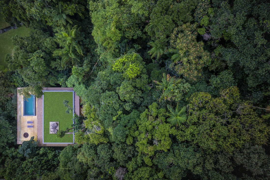 Дом в тропическом лесу — крепость уединения в бразильских джунглях