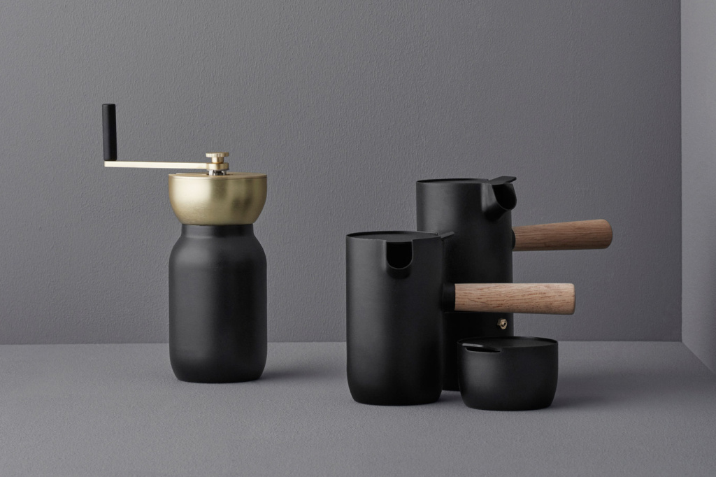 Something Design создал коллекцию чёрных матовых кофеварок для Stelton