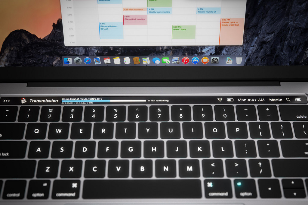Концепт MacBook Pro с OLED-панелью от Мартина Хайека