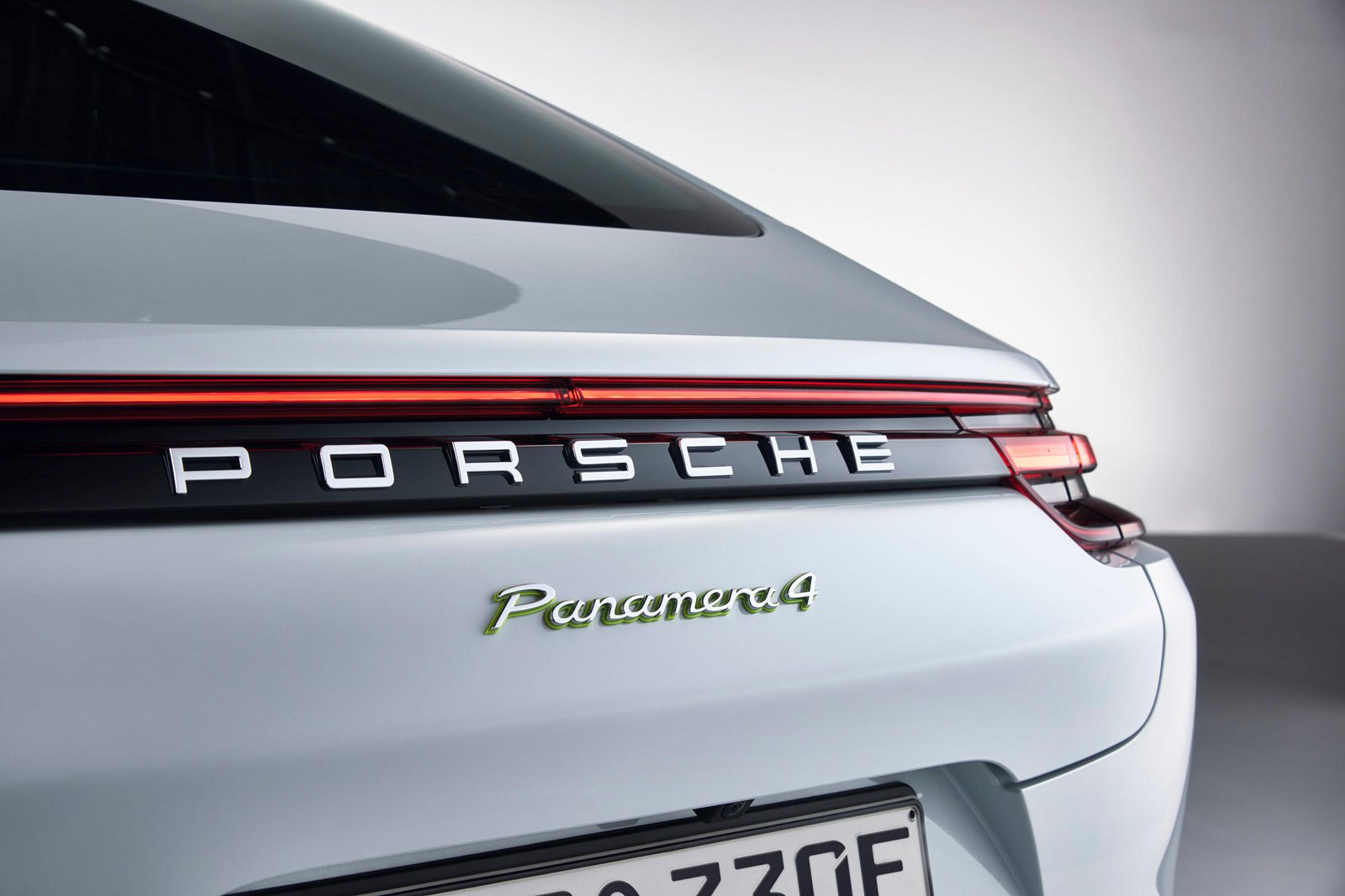 Porsche Panamera 4 E-Hybrid: спортивный фастбэк с бензо-электрической силовой установкой