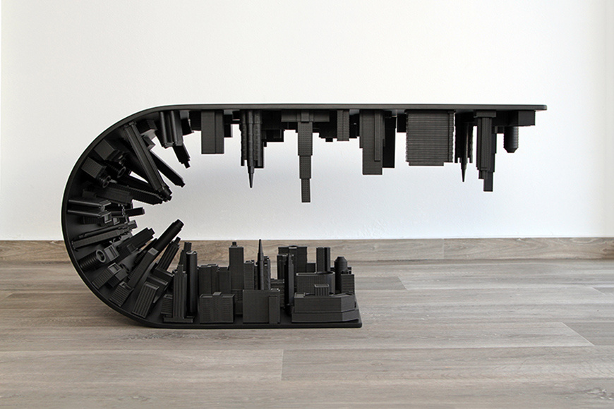 Черный матовый стол от талантливого дизайнера по имени Стелиос Мозаррис