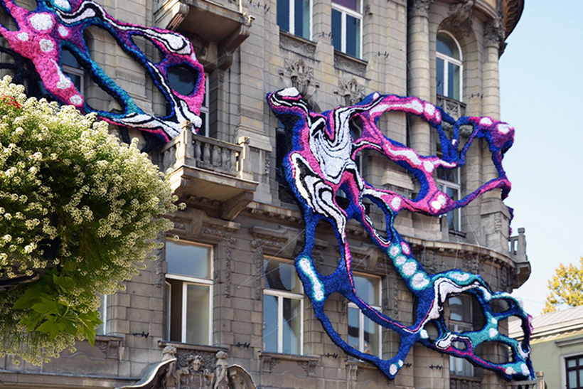 Художница Crystal Wagner, знающаяся на цветах, украсила один из домов польского города Лодзь