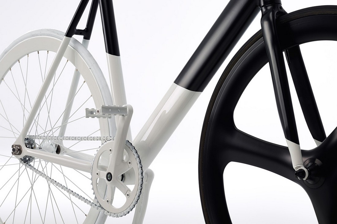 Контрастный шедевр — черно-белый велосипед Fixie