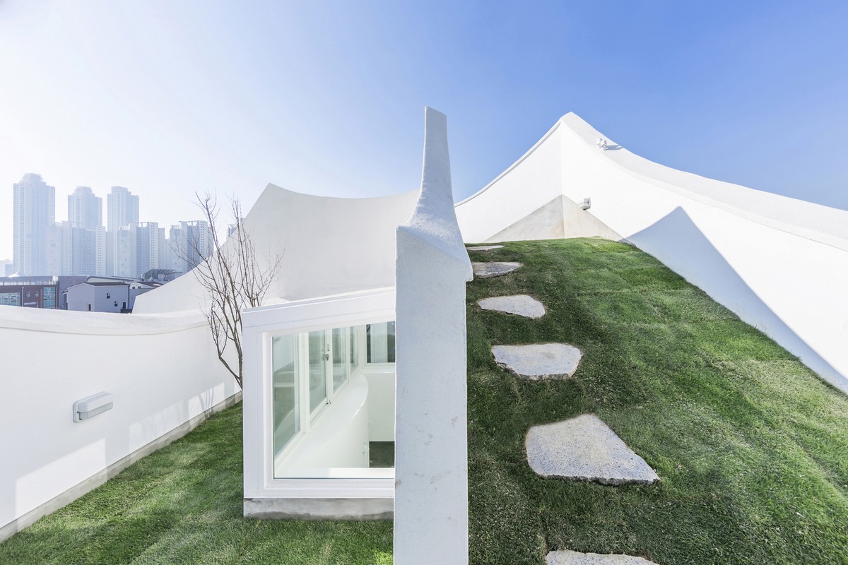Студия IROJE KHM Architects создала «Летящий дом»