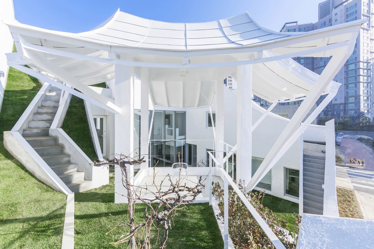 Студия IROJE KHM Architects создала «Летящий дом»