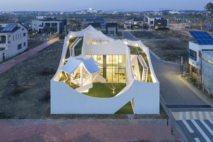 Студия IROJE KHM Architects создала "Летящий дом"