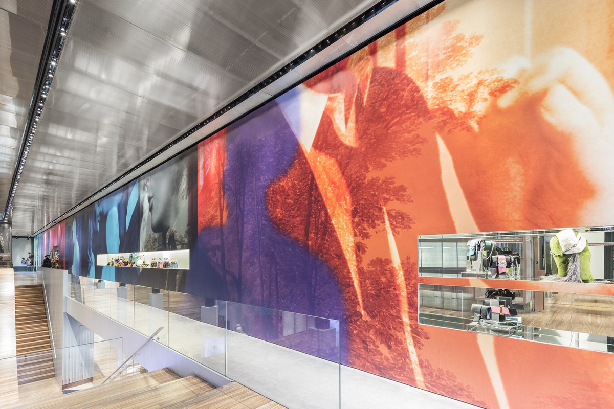 Prada представляет новую красочную инсталляцию в своем головном магазине в Нью-Йорке