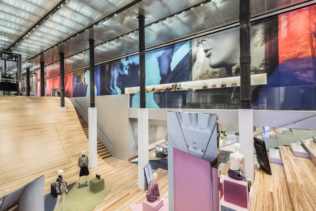Prada представляет новую красочную инсталляцию в своем головном магазине в Нью-Йорке