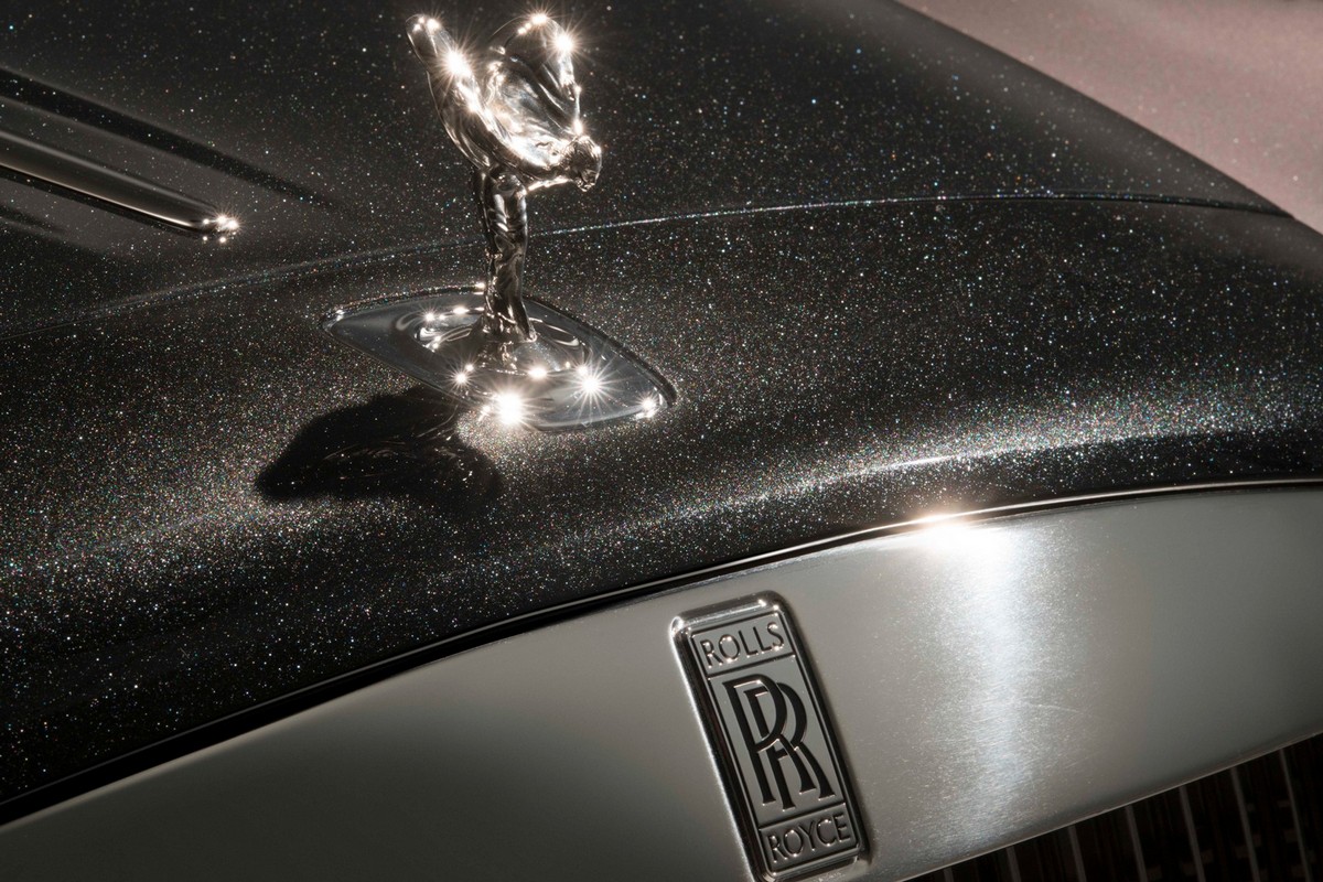 Покрытый алмазной краской Rolls-Royce Ghost Elegance