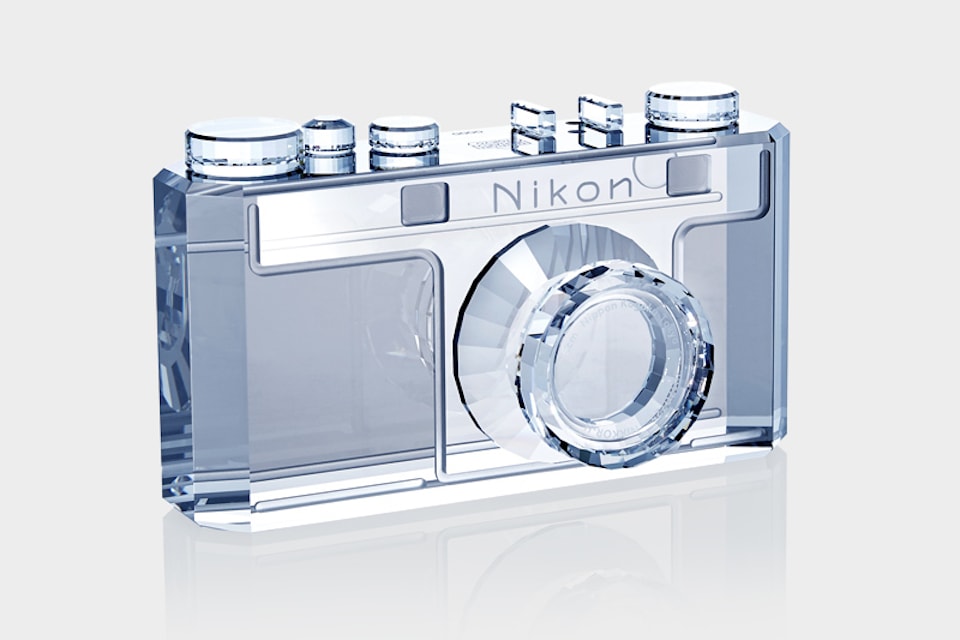 Swarovski создал хрустальный фотоаппарат Nikon