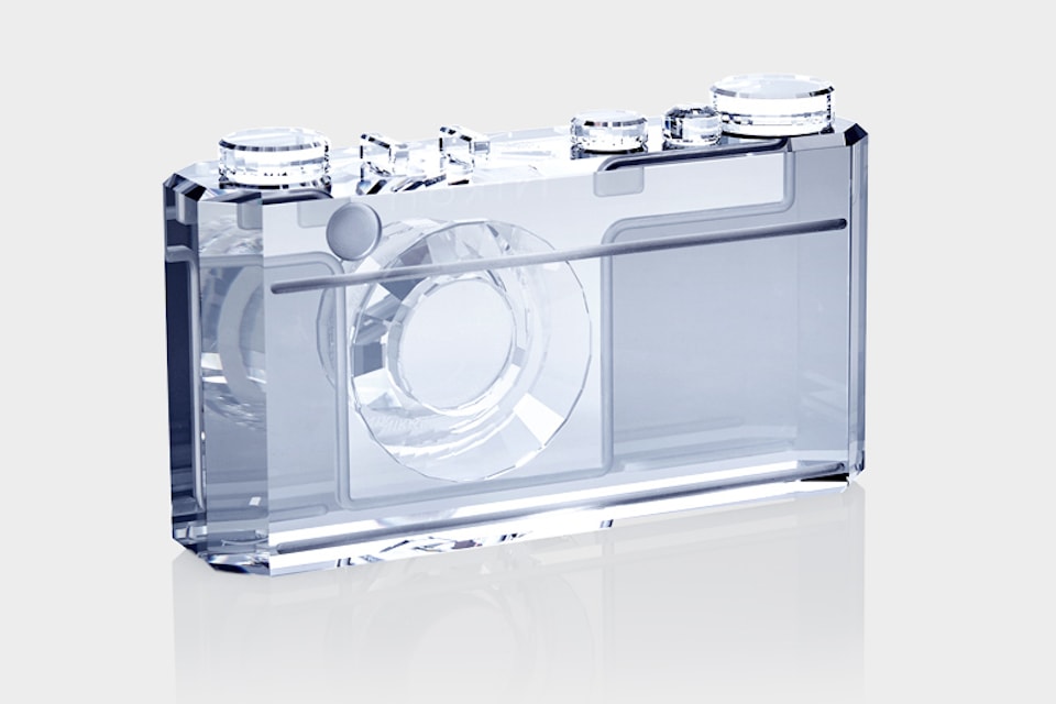Swarovski создал хрустальный фотоаппарат Nikon