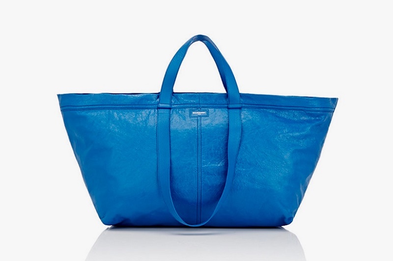 Balenciaga представил весьма недешевую версию известной сумки для покупок IKEA FRAKTA