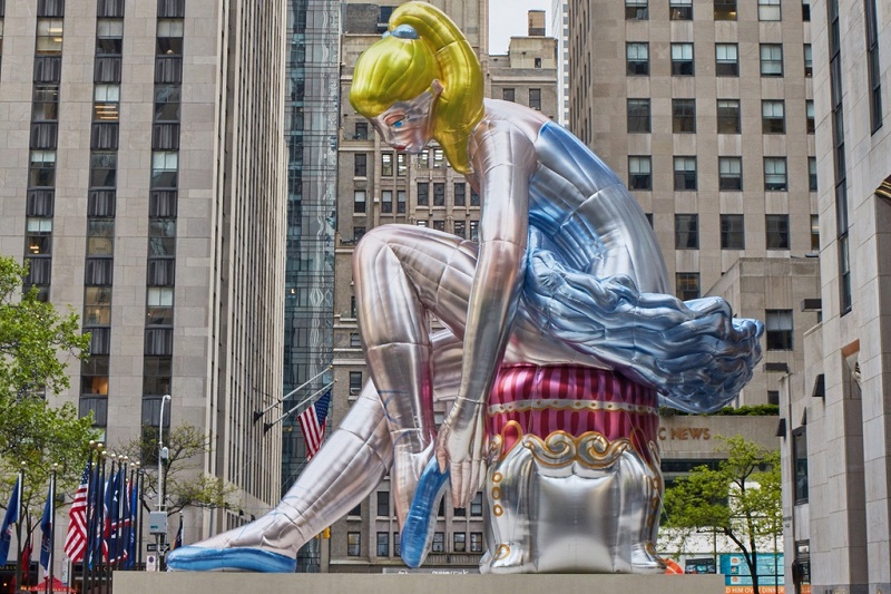 Джеф Кунс водружает в Нью-Йорке гигантскую «Сидящую балерину»
