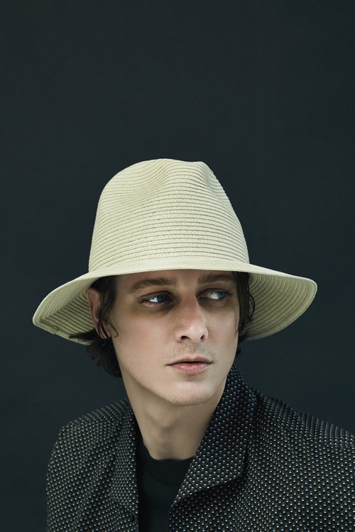 Парижский бренд Larose демонстрирует большое разнообразие шляп в весенне-летней коллекции