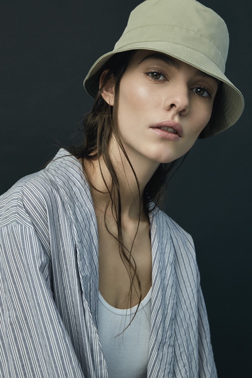 Парижский бренд Larose демонстрирует большое разнообразие шляп в весенне-летней коллекции